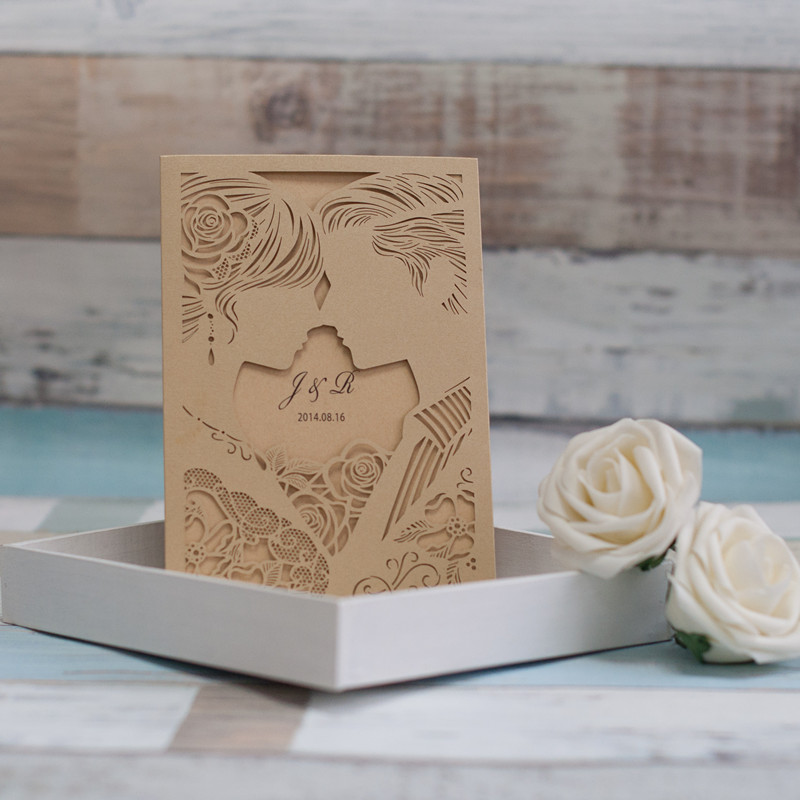 Liebespaar Kuss Lasergeschnittene Pocket Hochzeitseinladung in Elfenbein WPL0053 - zum Schließen ins Bild klicken