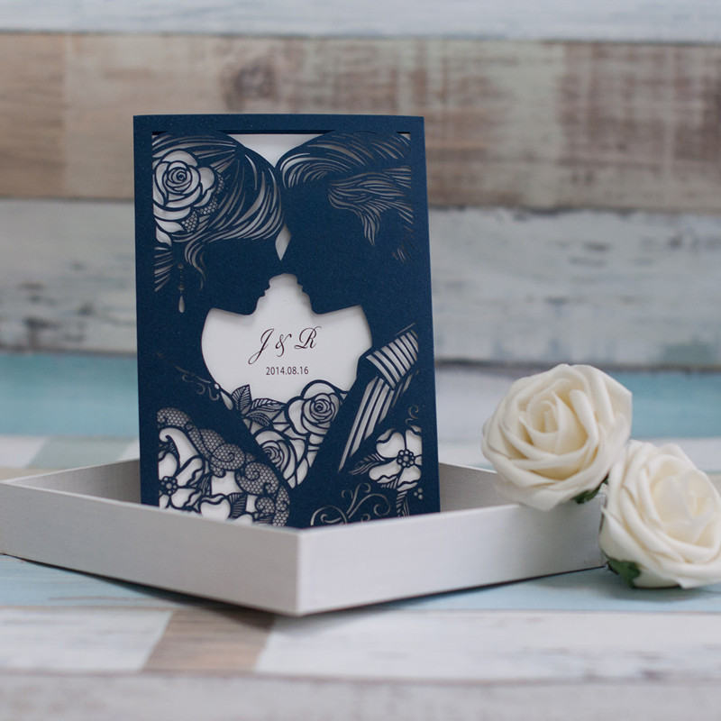 Liebespaar Kuss Lasergeschnittene Pocket Hochzeitseinladung in Elfenbein WPL0053