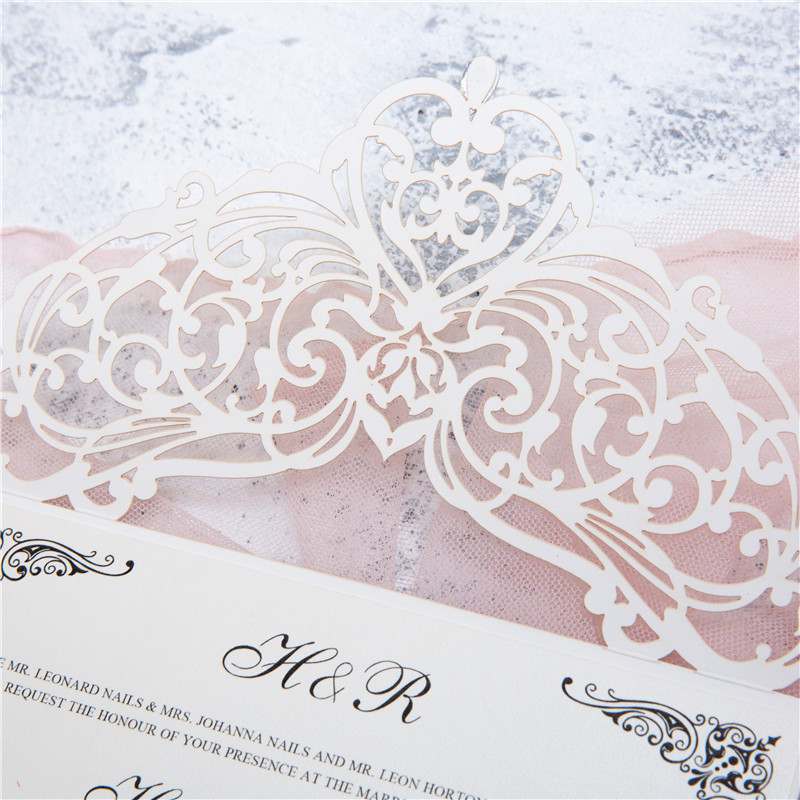 bezaubernde weisse Laser Cut Hochzeitseinladung mit Strasssteinchen WPL0018