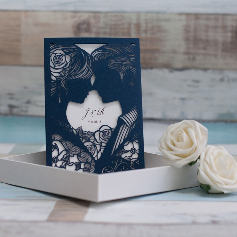 Liebespaar Kuss Lasergeschnittene Pocket Hochzeitseinladung in Elfenbein WPL0053 - zum Schließen ins Bild klicken