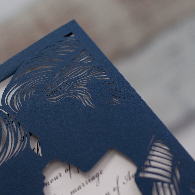 Liebespaar Kuss Lasergeschnittene Pocket Hochzeitseinladung in Elfenbein WPL0053 - zum Schließen ins Bild klicken