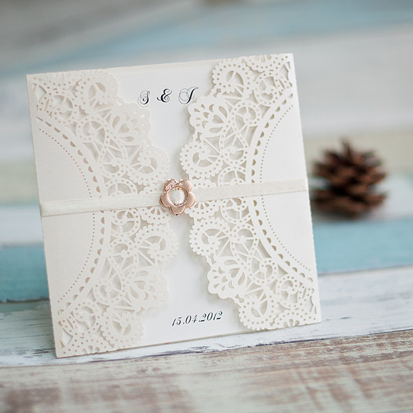 elegante Laserschnitt elfenbeinerne Hochzeitskarten mit Baendchen WPL0090 - zum Schließen ins Bild klicken