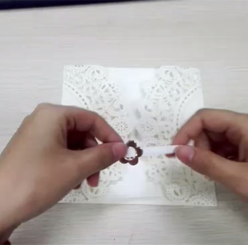elegante Laserschnitt elfenbeinerne Hochzeitskarten mit Baendchen WPL0090